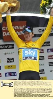 Bradley WIGGINS ( GBR SKY Procycling ) gewinnt am Ende zum zweiten Mal das Criterium du Dauphine nach 2011 auch 2012 - Podium - Siegerehrung - Jubel - Freude - Emotionen - Classement - Endstand - hoch - Event: Criterium du Dauphine - 7.Etappe - Morzine nach Chatel 124.5 km - Location: Chatel - Frankreich - Europa - Datum: 10.06.2012 - Contact