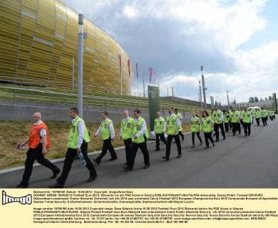 GDANSK ARENA 10 06 2012 Football Euro 2012, Stewards vor der PGE Arena in Danzig allexsabba