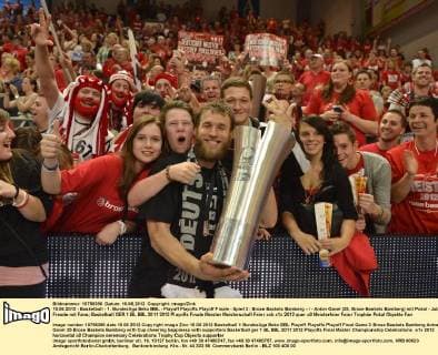 10.06.2012 - Basketball - 1. Bundesliga Beko BBL - Playoff Playoffs Playoff Finale - Spiel 3 : Brose Baskets Bamberg - - Anton Gavel (25, Brose Baskets Bamberg) mit Pokal - Jubel Freude mit Fans
