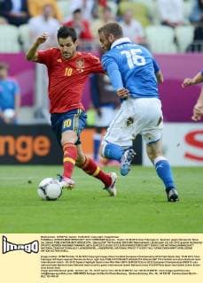 FUSSBALL EUROPAMEISTERSCHAFT 2012 VORRUNDE Spanien - Italien 10.06.2012 Cesc Fabregas (li, Spanien) gegen Daniele De Rossi (re, Italien) 