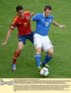 FUSSBALL EUROPAMEISTERSCHAFT 2012 VORRUNDE Spanien - Italien 10.06.2012 Alvaro Arbeloa (li, Spanien) gegen Antonio Cassano (re, Italien) 