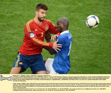 FUSSBALL EUROPAMEISTERSCHAFT 2012 VORRUNDE Spanien - Italien 10.06.2012 Gerard Pique (li, Spanien) gegen Mario Balotelli (re, Italien) 