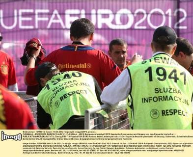 FUSSBALL - EURO 2012, DANZIG,10.JUN.12 - FUSSBALL - UEFA Europameisterschaft 2012 Spanische Fans werden am Eingang von den Stewards kontrolliert - 