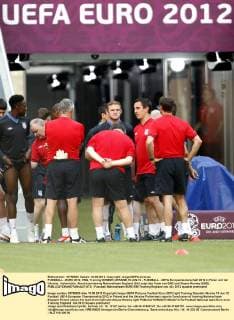 FUSSBALL - EURO 2012, ENG, Training DONEZK,UKRAINE,10.JUN.12 - FUSSBALL - UEFA Europameisterschaft 2012 in Polen und der Ukraine, Vorberichte, Abschlusstraining Nationalteam England. Bild zeigt das Team von ENG und Wayne Rooney (ENG). 