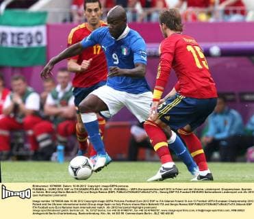 FUSSBALL - EURO 2012, ESP vs ITA DANZIG,POLEN,10.JUN.12 - FUSSBALL - UEFA Europameisterschaft 2012 in Polen und der Ukraine, Länderspiel, Gruppenphase, Spanien vs Italien. Bild zeigt Mario Balotelli (ITA) und Sergio Ramos (ESP). 