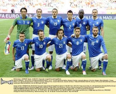Danzig 10 06 2011 - Euro 2012 ITA Mannschaftsbild Italien, hi.v.li.: Torwart Gianluigi Buffon, Giorgio Chiellini, Leonardo Bonucci, Christian Maggio, Mario Balotelli , Thiago Motta, vorn: Emanuele Giaccherini, Antonio Cassano, Andrea Pirlo, Claudio Marchisio, Daniele De Rossi 