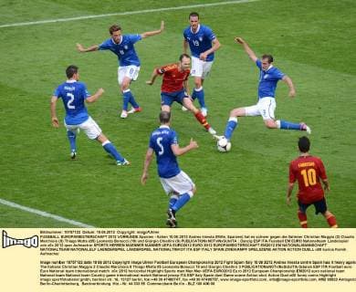 FUSSBALL EUROPAMEISTERSCHAFT 2012 VORRUNDE Spanien - Italien 10.06.2012 Andres Iniesta (Mitte, Spanien) hat es schwer gegen die Italiener Christian Maggio (2) Claudio Marchisio (8) Thiago Motta (05) Leonardo Bonucci (19) und Giorgio Chiellini (3) 