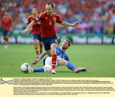 FUSSBALL EUROPAMEISTERSCHAFT 2012 VORRUNDE Spanien - Italien 10.06.2012 Andres Iniesta (li, Spanien) gegen Claudio Marchisio (re, Italien) 