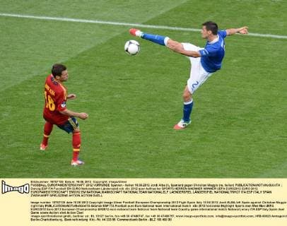 FUSSBALL EUROPAMEISTERSCHAFT 2012 VORRUNDE Spanien - Italien 10.06.2012 Jordi Alba (li, Spanien) gegen Christian Maggio (re, Italien) 