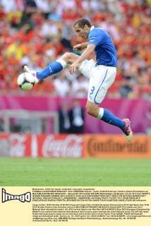 FUSSBALL EUROPAMEISTERSCHAFT 2012 VORRUNDE Spanien - Italien 10.06.2012 Giorgio Chiellini (Italien) Einzelaktion am Ball 