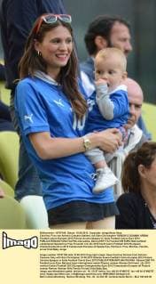 Carolina, Frau von Antonio Cassano (Italien), mit Sohn Christopher 10 06 2012 GDANSK ARENA Football calcio Europeo 2012 Polona Ucraina Spagna Vs Italia Football Calcio Euro 2012 allexsabba