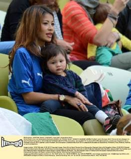 Silvia Hsieh, Frau von Alessandro Diamanti (Italien), mit Tochter Aileen 10 06 2012 GDANSK ARENA Football calcio Europeo 2012 Polona Ucraina Spagna Vs Italia Football Calcio Euro 2012 allexsabba