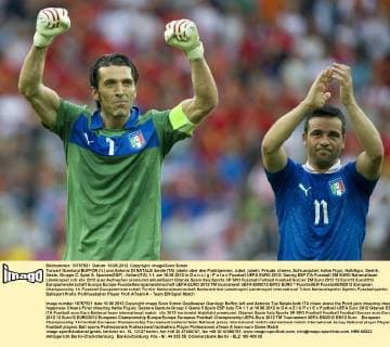Torwart Gianluigi BUFFON (li.) und Antonio DI NATALE (beide ITA) jubeln über den Punktgewinn, Jubel, jubeln, Freude, cheers, Schlussjubel, halbe Figur, Halbfigur, Gestik, Geste, Gruppe C, Spiel 5, Spanien(ESP) - Italien(ITA) 1:1, am 10.06.2012 in D a n z i g P o l e n Fussball UEFA EURO 2012