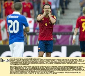 Xavi HERNANDEZ (re., ESP) ist enttäuscht, enttäuscht, Enttäuschung, Enttäuschung, nachdenklich, nachdenkend, Gestik, Geste, halbe Figur, Halbfigur, Gruppe C, Spiel 5, Spanien(ESP) - Italien(ITA) 1:1, am 10.06.2012 in D a n z i g P o l e n Fussball UEFA EURO 2012