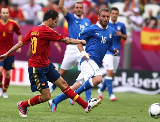 FUSSBALL - EURO 2012, ESP vs ITA DANZIG,POLEN,10.JUN.12 - FUSSBALL - UEFA Europameisterschaft 2012 in Polen und der Ukraine, Länderspiel, Gruppenphase, Spanien vs Italien. Bild zeigt Cesc Fabregas (ESP) und Daniele De Rossi (ITA). 