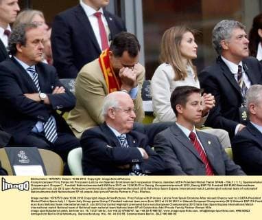 Kronprinzenpaar Prinz Felipe mit Prinzessin Letizia von Spanien Emotionen nach verpasster Chance, daneben UEFA Präsident Michel Platini SPAIN - ITALY ( 1: 1), Spanien-Italien Gruppenspiel, Gruppe C , Fussball Nationalmannschaft EM Euro 2012 am 10.06.2012 in Danzig, Europameisterschaft 2012