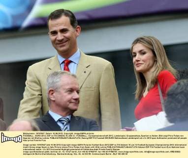 FUSSBALL - EURO 2012, ESP vs ITA DANZIG,10.JUN.12 - FUSSBALL - Europameisterschaft 2012, Länderspiel, Gruppenphase, Spanien vs Italien. Bild zeigt Prinz Felipe von Spanien mit Ehefrau Letizia. 