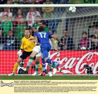 FUSSBALL - EURO 2012, IRL vs CRO POSEN,POLEN,10.JUN.12 - FUSSBALL - UEFA Europameisterschaft 2012 in Polen und der Ukraine, Länderspiel, Gruppenphase, Irland vs Kroatien. Bild zeigt Mario Mandzukic (CRO), John O Shea, Shay Given und Keith Andrews (IRL). Keywords: Tor. 