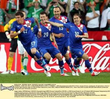 FUSSBALL - EURO 2012, IRL vs CRO POSEN,POLEN,10.JUN.12 - FUSSBALL - UEFA Europameisterschaft 2012 in Polen und der Ukraine, Länderspiel, Gruppenphase, Irland vs Kroatien. Bild zeigt den Jubel von CRO mit Mario Mandzukic (links CRO). 