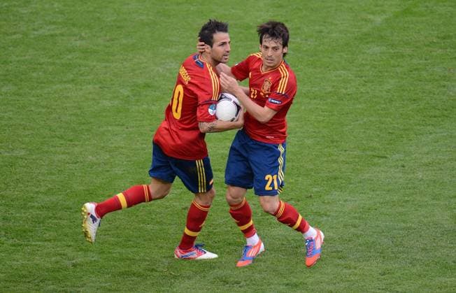 FUSSBALL EUROPAMEISTERSCHAFT 2012 VORRUNDE Spanien - Italien 10.06.2012 Torjubel nach dem 1:1: Cesc Fabregas (li) und David Silva (re, beide Spanien) 