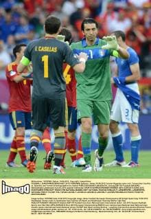FUSSBALL EUROPAMEISTERSCHAFT 2012 VORRUNDE Spanien - Italien 10.06.2012 Torwart-Giganten unter sich: Torwart Iker Casillas (li, Spanien) und Torwart Gianluigi Buffon (re, Italien) 