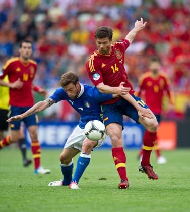 Xabi ALONSO (r ESP) - Claudio MARCHISIO (ITA) UEFA Fussball Europameisterschaft 2012, Vorrunde: Spanien - Italien in Danzig, Polen am 10.06.2012,