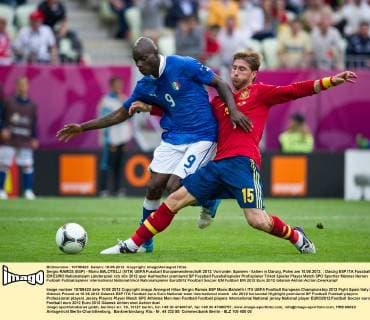 Sergio RAMOS (ESP) - Mario BALOTELLI (l ITA) UEFA Fussball Europameisterschaft 2012, Vorrunde: Spanien - Italien in Danzig, Polen am 10.06.2012,