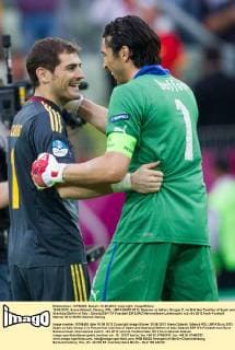 10.06.2012, Arena Gdansk, Danzig, POL, UEFA EURO 2012, Spanien vs Italien, Gruppe C, im Bild Iker Casillas of Spain and Gianluigi Buffon of Italy