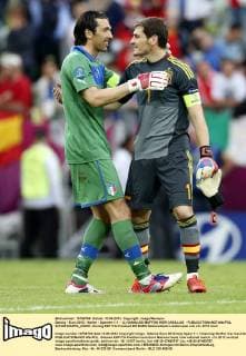 Danzig - Euro 2012 - Italien - Spanien 1:1 - (L) GIANLUIGI BUFFON IKER CASILLAS -  20120610APPA_033KK