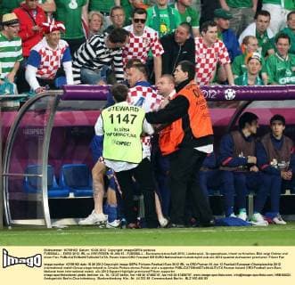 FUSSBALL - EURO 2012, IRL vs CRO POSEN,10.JUN.12 - FUSSBALL - Europameisterschaft 2012, Länderspiel, Gruppenphase, Irland vs Kroatien. Bild zeigt Ordner und einen Fan. 