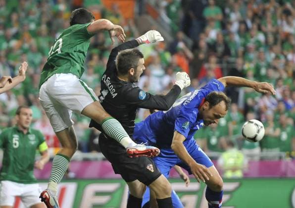 Shane Long (L) of Ireland vies with Stipe Pletikosa (C) and Gordon Schildenfeld of Croatia during their Group C match at the Euro 2012 football championships in Poznan, June 10, 2012. Croatia won 3-1. (Xinhua Wu Wei) (jyc) POZNAN-EURO 2012 FOOTBALL CHAMPIONSHIPS-IRELAND VS CROATIA 