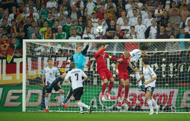 Fussball Lviv 09.06.2012 Europameisterschaften Deutschland (GER) - Portugal (POR) 1:0 Manuel Neuer (Deutschland, No.01) Cristiano Ronaldo (Portugal, No.07) Pepe (Portugal, No.03) Mats Hummels (Deutschland, No.05) Bastian Schweinsteiger (Deutschland, No.07) Mario Gomez (Deutschland, No.23) re. Thomas Müller Mueller (Deutschland, No.13) hi., li.
