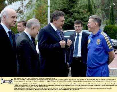 Ukrainian President Viktor Yanukovych (3rd L) talks with head coach of the Ukrainian national football team Oleh Blokhin (R) ahead of EURO 2012 at the team s training camp in Koncha-Zaspa, Kyiv outskirts, Ukraine, June 8, 2012. - 