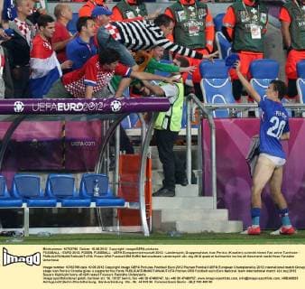 FUSSBALL - EURO 2012, POSEN, FUSSBALL - UEFA Europameisterschaft 2012 - Länderspiel, Gruppenphase, Ivan Perisic (Kroatien) schenkt einem Fan seine Turnhose - 