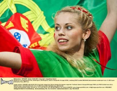 Weiblicher portugiesischer Fan, Anhaengerin (Anhängerin); Spiel 4, Gruppe B. Portugal (POR)