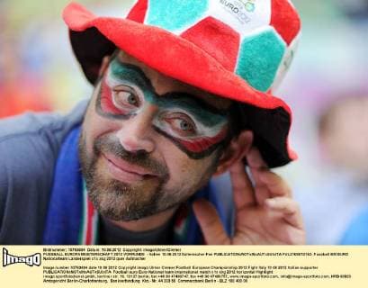 FUSSBALL EUROPAMEISTERSCHAFT 2012 VORRUNDE - Italien 10.06.2012 Italienischer Fan  FUL2100612143