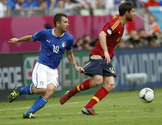 Italien - Spanien 1:1 - EURO 2012 in Gdansk - Antonio Cassano (ITA, L) mit einem Trikotvergehen an Xabi Alonso (ESP)