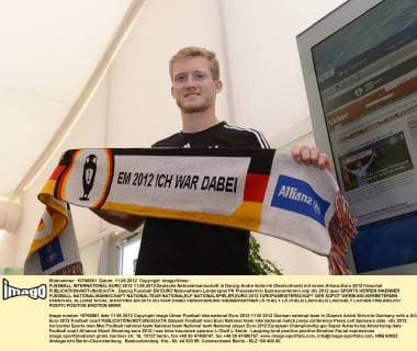 FUSSBALL INTERNATIONAL EURO 2012 11.06.2012 Deutsche Nationalmannschaft in Danzig Andre Schürrle (Deutschland) mit einem Allianz-Euro 2012 Fanschal 