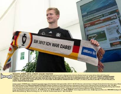 FUSSBALL INTERNATIONAL EURO 2012 11.06.2012 Deutsche Nationalmannschaft in Danzig Andre Schürrle (Deutschland) mit einem Allianz-Euro 2012 Fanschal 