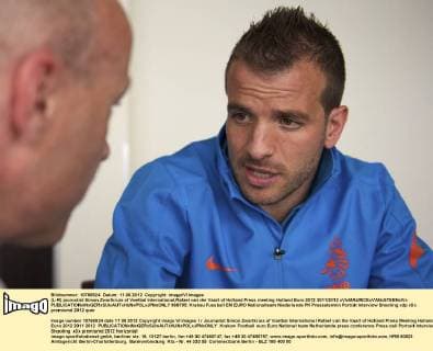 (L-R) journalist Simon Zwartkruis of Voetbal International,Rafael van der Vaart of Holland Press meeting Holland Euro 2012 2011 2012 xVIxMAURICExVANxSTEENxIVx 969795