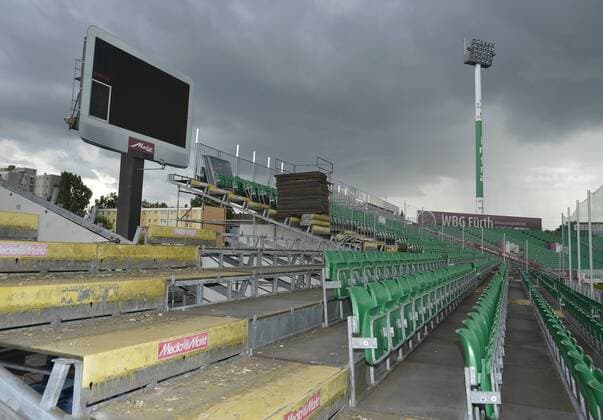 11.06.2012 - 2. Fußball-Bundesliga Saison 2012 2013 - SpVgg Greuther Fürth - Umbaumaßnahmen im Fürther Ronhof Trolli-Arena - - Sie Südtribüne der Trolli-Arena wird demontiert abgebaut