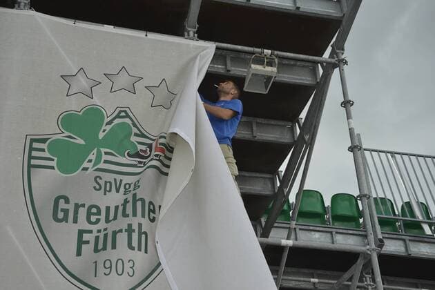 11.06.2012 - 2. Fußball-Bundesliga Saison 2012 2013 - SpVgg Greuther Fürth - Umbaumaßnahmen im Fürther Ronhof Trolli-Arena - - Sie Südtribüne der Trolli-Arena wird demontiert abgebaut