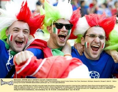 Verkleidete italienische Fans Jubel, jubeln, Freude, cheers, Gesichtsbemalung, bemalt, Farbe, Farben, Fan, Fans, Zuschauer, Anhänger, Supporter, Gruppe C, Spiel 5, - Italien