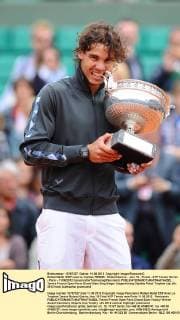 Rafael Nadal (ESP) avec le trophee TENNIS : Roland Garros - Jour 16 - Finale - ATP Tennis Herren - Paris - 11 06 2012 Couvercelle Tennismag Panoramic 