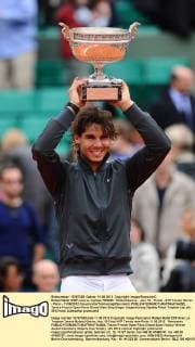 Rafael Nadal (ESP) avec le trophee TENNIS : Roland Garros - Jour 16 - Finale - ATP Tennis Herren - Paris - 11 06 2012 Couvercelle Tennismag Panoramic 