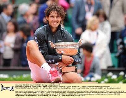 Rafael Nadal (ESP) avec le trophee TENNIS : Roland Garros - Jour 16 - Finale - ATP Tennis Herren - Paris - 11 06 2012 Couvercelle Tennismag Panoramic 