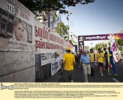 Kiew 11.06.2012, Fanzone Protestaktion für Julia Timoschenko vor der Fanzone Europameisterschaft