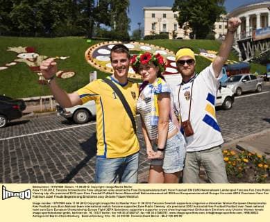 Kiew 11.06.2012, Fanzone Schwedische Fans umgarnen eine ukrainische Frau Europameisterschaft