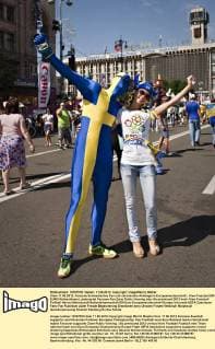 Kiew 11.06.2012, Fanzone Schwedischer Fan und ukrainische Anhängerin Europameisterschaft