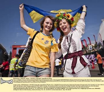 Kiew 11.06.2012, Fanzone Ukrainische Anhängerinnen Europameisterschaft